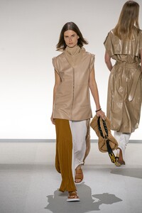 defile-givenchy-printemps-ete-2020-paris-look-18.thumb.jpg.4f6627f6dd476c5bcbe1971b4aee4ed0.jpg