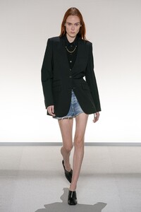 defile-givenchy-printemps-ete-2020-paris-look-23.thumb.jpg.80b1d6230aa6322764c5b07e3e92b87f.jpg
