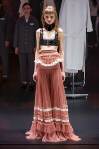 defile-gucci-automne-hiver-2020-2021-milan-look-11.thumb.jpg.79169c414a273b0d587f4b8cb2e5429d.jpg