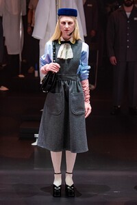 defile-gucci-automne-hiver-2020-2021-milan-look-18.thumb.jpg.eb31fa34391ee42c7ecad9c24d82bd46.jpg