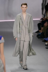 defile-haider-ackermann-printemps-ete-2020-paris-look-3.thumb.jpg.d564e09fd2cd468361004d082c558960.jpg