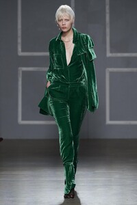 defile-hellessy-automne-hiver-2020-2021-new-york-look-27.thumb.jpg.a2b9bd42db6154123aa2c8a2c340ef98.jpg