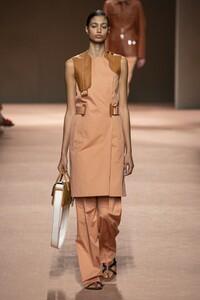 defile-hermes-printemps-ete-2020-paris-look-12.thumb.jpg.68ba5cb28708603553b212f679a60e65.jpg