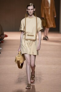 defile-hermes-printemps-ete-2020-paris-look-33.thumb.jpg.07f5b0479365fe5b2ac436a2d2225cf2.jpg