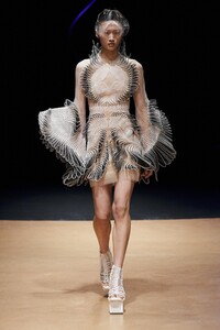 defile-iris-van-herpen-printemps-ete-2020-paris-look-13.thumb.jpg.7fa7924410a73c56364099959f79642b.jpg