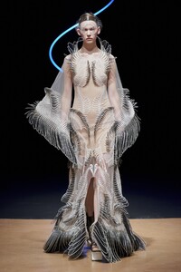 defile-iris-van-herpen-printemps-ete-2020-paris-look-14.thumb.jpg.d338f58ff131a63416165774d189ed49.jpg