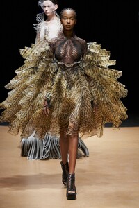 defile-iris-van-herpen-printemps-ete-2020-paris-look-15.thumb.jpg.fa9b8a07d8ac1fbfc2358a098ce1d8da.jpg