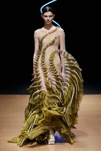 defile-iris-van-herpen-printemps-ete-2020-paris-look-16.thumb.jpg.9c0492c720df0078e2741687ba528305.jpg