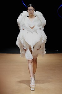 defile-iris-van-herpen-printemps-ete-2020-paris-look-19.thumb.jpg.f9f14f92d904b6ea5982fb47e563a68b.jpg