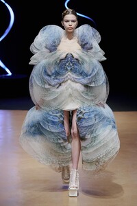 defile-iris-van-herpen-printemps-ete-2020-paris-look-20.thumb.jpg.9cd1ff37f6b6ede18738bfb3c921a255.jpg