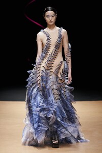 defile-iris-van-herpen-printemps-ete-2020-paris-look-5.thumb.jpg.c26839bb853f608a80d48cce74de608b.jpg