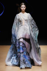 defile-iris-van-herpen-printemps-ete-2020-paris-look-6.thumb.jpg.0706201dd0c24e047df12a4a4b170287.jpg