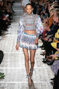 defile-isabel-marant-printemps-ete-2020-paris-look-32.thumb.jpg.8e94716ab269f8af5914d8a5d39a40e4.jpg