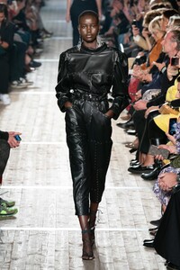 defile-isabel-marant-printemps-ete-2020-paris-look-51.thumb.jpg.3671469adc56c7c157a15eaebdf2dfe6.jpg