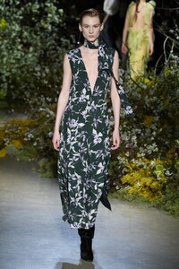 defile-jason-wu-automne-hiver-2020-2021-new-york-look-8.thumb.jpg.f7bb0a9d435c39c4f4bbde8b40929f01.jpg