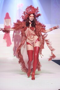 defile-jean-paul-gaultier-printemps-ete-2020-paris-look-164.thumb.jpg.1344df93f96103fcedc314ed75750715.jpg