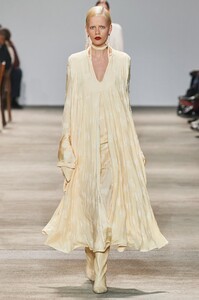 defile-jil-sander-automne-hiver-2020-2021-milan-look-41.thumb.jpg.5c8efa81f83bd5f5b86e1f1fa4139556.jpg