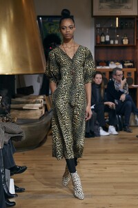 defile-julie-de-libran-printemps-ete-2020-paris-look-17.thumb.jpg.3dc89a670fa79cbf5e355213eb4318c4.jpg