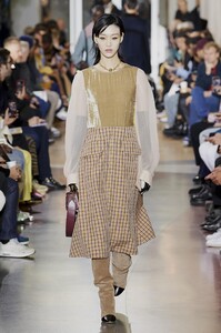 defile-lanvin-automne-hiver-2020-2021-paris-look-8.thumb.jpg.6dcb2c6d6e5fa61f674c04390cb3fa03.jpg