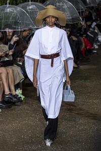 defile-lanvin-printemps-ete-2020-paris-look-20.thumb.jpg.c84a625a2677d8d21989f972980a8355.jpg