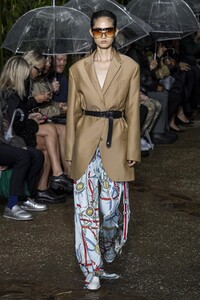 defile-lanvin-printemps-ete-2020-paris-look-25.thumb.jpg.185639ddeaf9603458fdd982f80c0de3.jpg