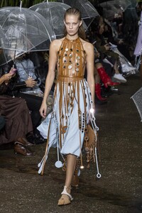 defile-lanvin-printemps-ete-2020-paris-look-52.thumb.jpg.1052f84fbf821b36b311ec8b69809d55.jpg