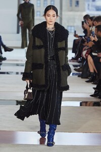 defile-longchamp-automne-hiver-2020-2021-new-york-look-18.thumb.jpg.882f3f6c404fe987f04a798104cb43ea.jpg