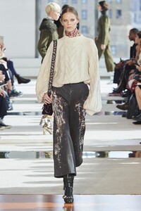 defile-longchamp-automne-hiver-2020-2021-new-york-look-24.thumb.jpg.26a533d8c8f5f69a7c673d7b38d4d9bb.jpg