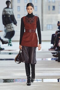 defile-longchamp-automne-hiver-2020-2021-new-york-look-5.thumb.jpg.e1acdcc3ee3b8e10fc641b306d57a50e.jpg