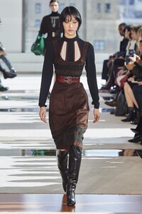 defile-longchamp-automne-hiver-2020-2021-new-york-look-7.thumb.jpg.525c2e0b4f2f912a4f347bc7393381fa.jpg