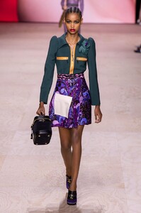 defile-louis-vuitton-printemps-ete-2020-paris-look-21.thumb.jpg.53eab6bd124a4a534370174ed7bb97df.jpg