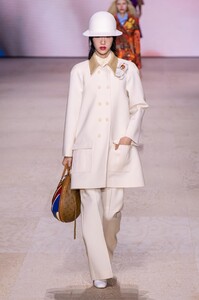 defile-louis-vuitton-printemps-ete-2020-paris-look-28.thumb.jpg.8f8f1c61a03c39fef128f55df00e637a.jpg