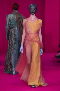 defile-maison-margiela-printemps-ete-2020-paris-look-38.thumb.jpg.ec89345becf1f312aee58717e098ac84.jpg