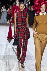 defile-marc-jacobs-automne-hiver-2020-2021-new-york-look-26.thumb.jpg.2fa6994ecaf15679f4d2b6d4757af0ad.jpg