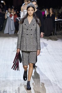 defile-marc-jacobs-automne-hiver-2020-2021-new-york-look-40.thumb.jpg.77e7544967e79fa77c5e5e58ebe31c43.jpg