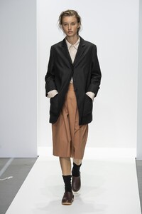 defile-margaret-howell-printemps-ete-2020-londres-look-19.thumb.jpg.1cc77c97666ae1a2fbbf37401aaa69aa.jpg
