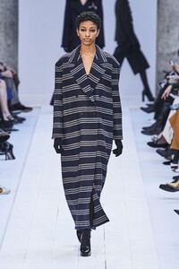 defile-max-mara-automne-hiver-2020-2021-milan-look-21.thumb.jpg.b004cba72d1233b187e6f6f1eb34b241.jpg