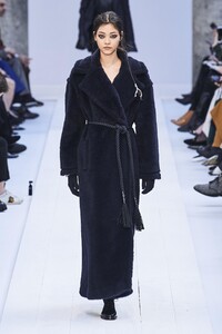 defile-max-mara-automne-hiver-2020-2021-milan-look-3.thumb.jpg.1ff173879ced375955157a0f318614ed.jpg