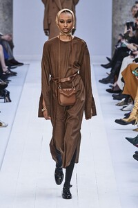defile-max-mara-automne-hiver-2020-2021-milan-look-34.thumb.jpg.a4133cd80a18a1383c84f742d63dcdde.jpg