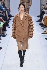 defile-max-mara-automne-hiver-2020-2021-milan-look-36.thumb.jpg.b3cdba5db1033d8d87acf14460e69278.jpg