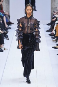 defile-max-mara-automne-hiver-2020-2021-milan-look-44.thumb.jpg.5697a95d5b288a8d086dd4d0a44fbaba.jpg