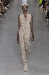 defile-max-mara-printemps-ete-2020-milan-look-52.thumb.jpg.07272b11f6ed143ae7dec48da3e5e4e7.jpg