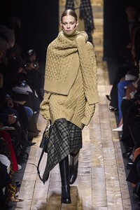 defile-michael-kors-automne-hiver-2020-2021-new-york-look-34.thumb.jpg.fab4737bd5fb74843e9ed00c78a03121.jpg