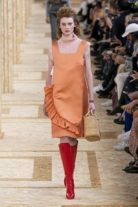 defile-miu-miu-printemps-ete-2020-paris-look-35.thumb.jpg.edb969aa890a1a7c759cafd8ce2f2542.jpg