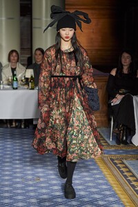 defile-molly-goddard-automne-hiver-2020-2021-londres-look-17.thumb.jpg.aa976c9d34c064fc163a05e23686c197.jpg