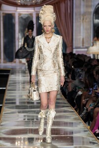 defile-moschino-automne-hiver-2020-2021-milan-look-10.thumb.jpg.9099bd63bde4db7021bde68c3a7dc93f.jpg