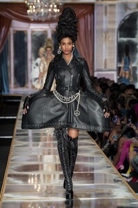 defile-moschino-automne-hiver-2020-2021-milan-look-11.thumb.jpg.652c2efdc32ef78dd6acb0d718642a49.jpg