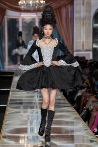 defile-moschino-automne-hiver-2020-2021-milan-look-20.thumb.jpg.9a392dfa7db1ca007d0e7866d2821bc0.jpg