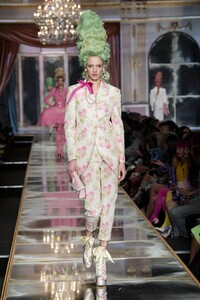 defile-moschino-automne-hiver-2020-2021-milan-look-32.thumb.jpg.7b623ed9bf5b2b04dc2297219a71386e.jpg