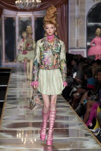 defile-moschino-automne-hiver-2020-2021-milan-look-37.thumb.jpg.b1bc7e276fafe9fc2d6af2888e9285ee.jpg